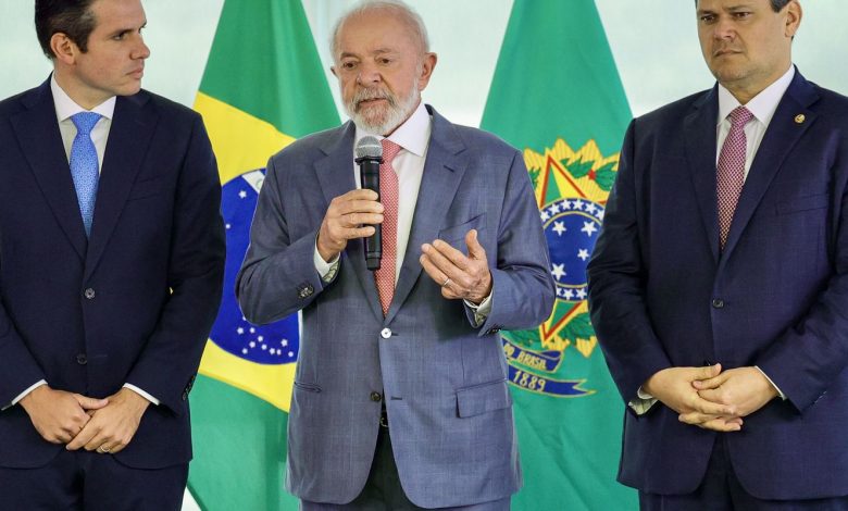 Brasília, 02/02/2025 - O presidente Luiz Inácio Lula da Silva (c) reunido com os presidentes do Senado, Davi Alcolumbre (d), e da Câmara dos Deputados, Hugo Motta (e) 
Foto: Fabio Rodrigues-Pozzebom/Agência Brasil