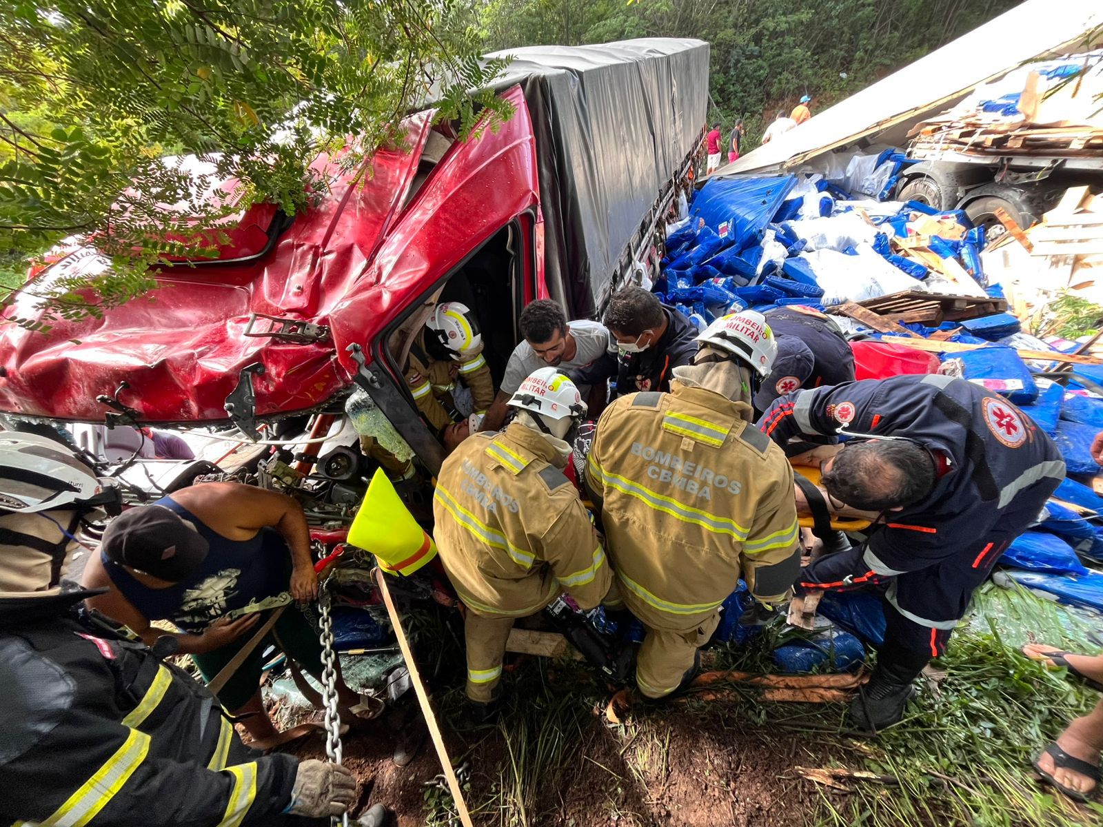 Resgate acidente BR-242: bombeiros salvam vítima após colisão de 2