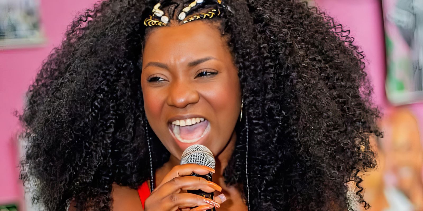 Velório de sambista Adriana Araújo, de 49 anos, atrai fãs em BH