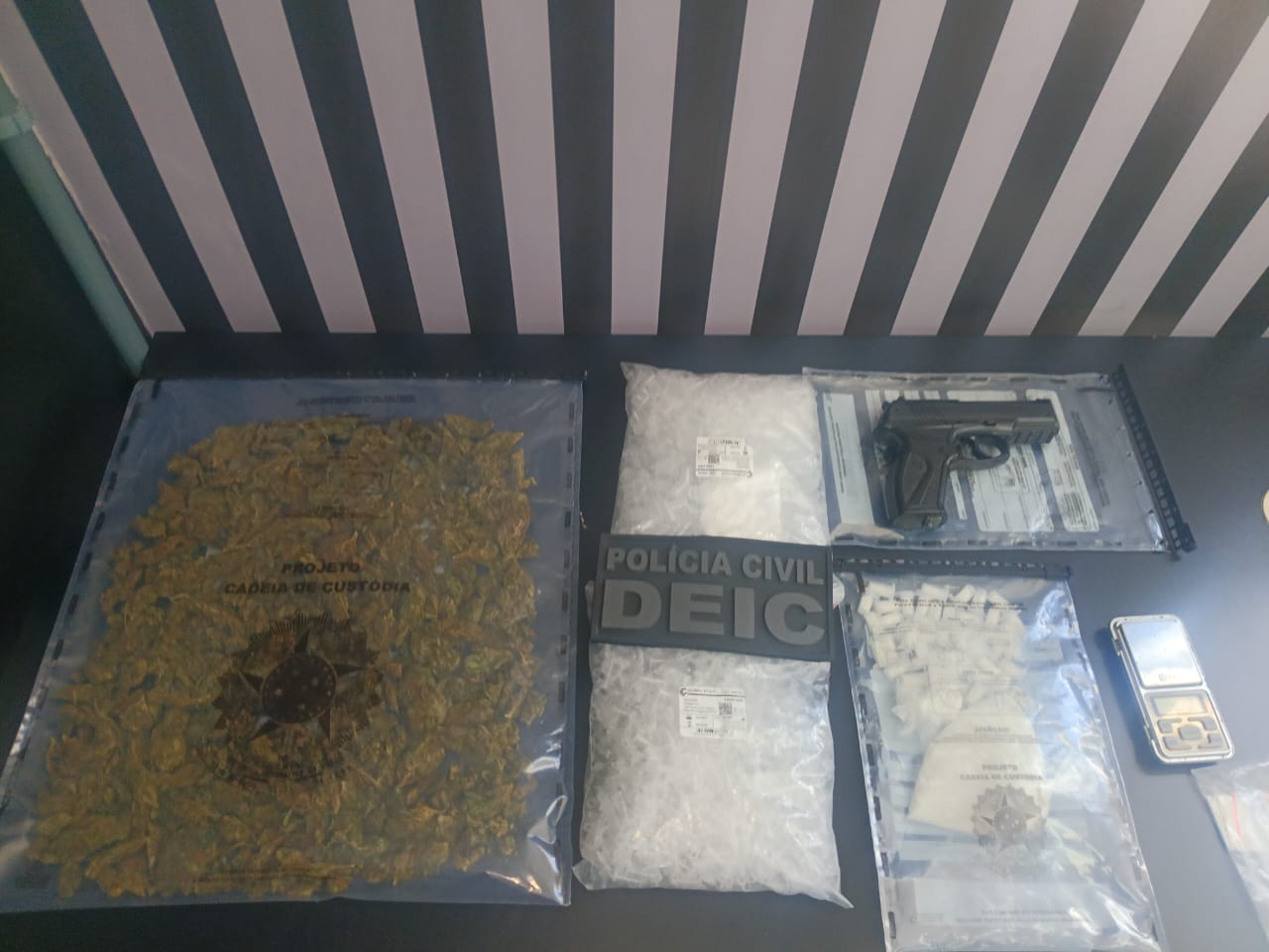 Polícia Civil apreende maconha Kush, cocaína e 1 simulacro em Feira