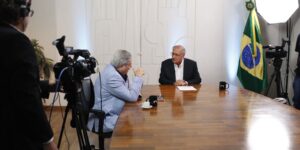 na mesa com datena