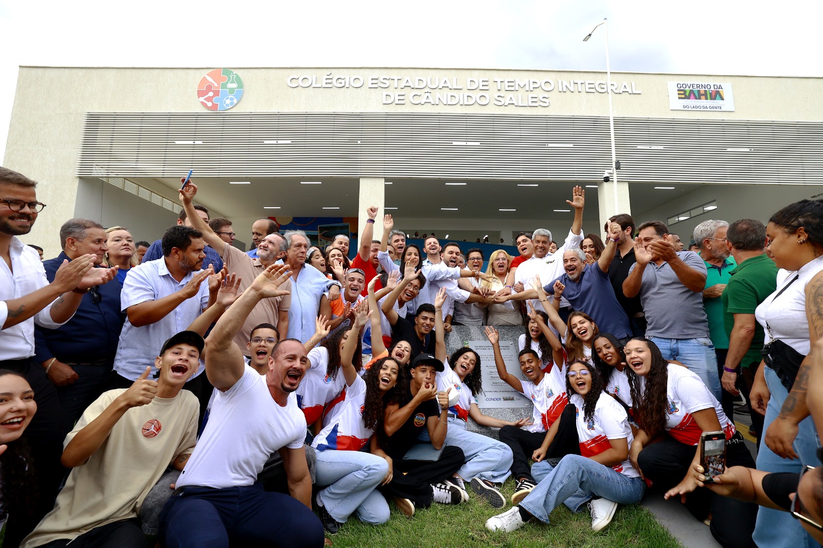 Governador entrega colégio e autoriza 90 casas em Cândido Sales