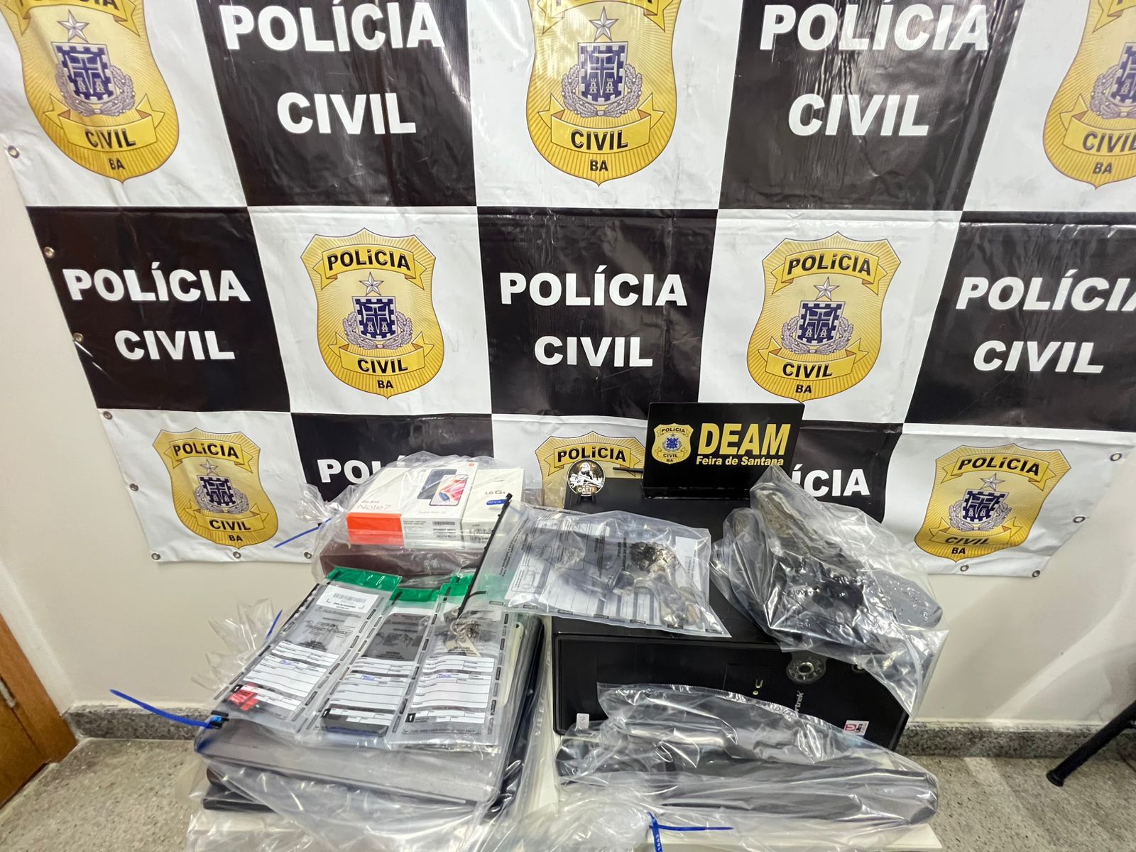 Homem é preso por crimes digitais contra mulheres em Feira de Santana