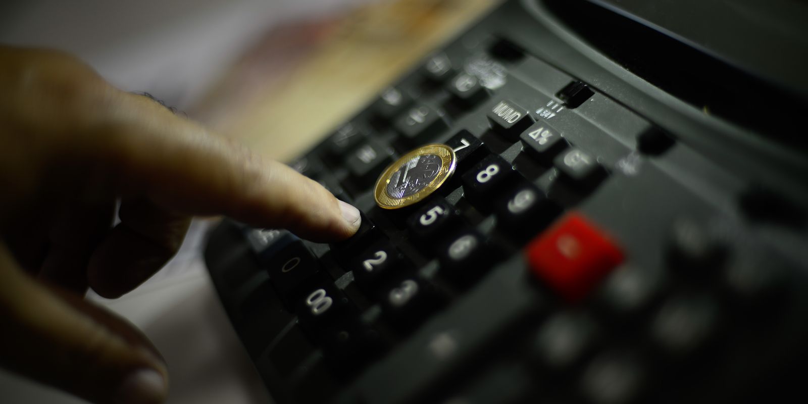 Inflação oficial recua para 3,81% em 12 meses e sobe 0,7% em fevereiro