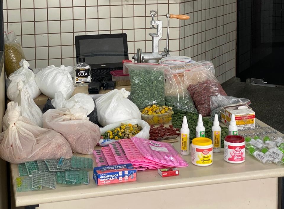 Polícia Militar desarticula laboratório de drogas sintéticas em Lauro de Freitas