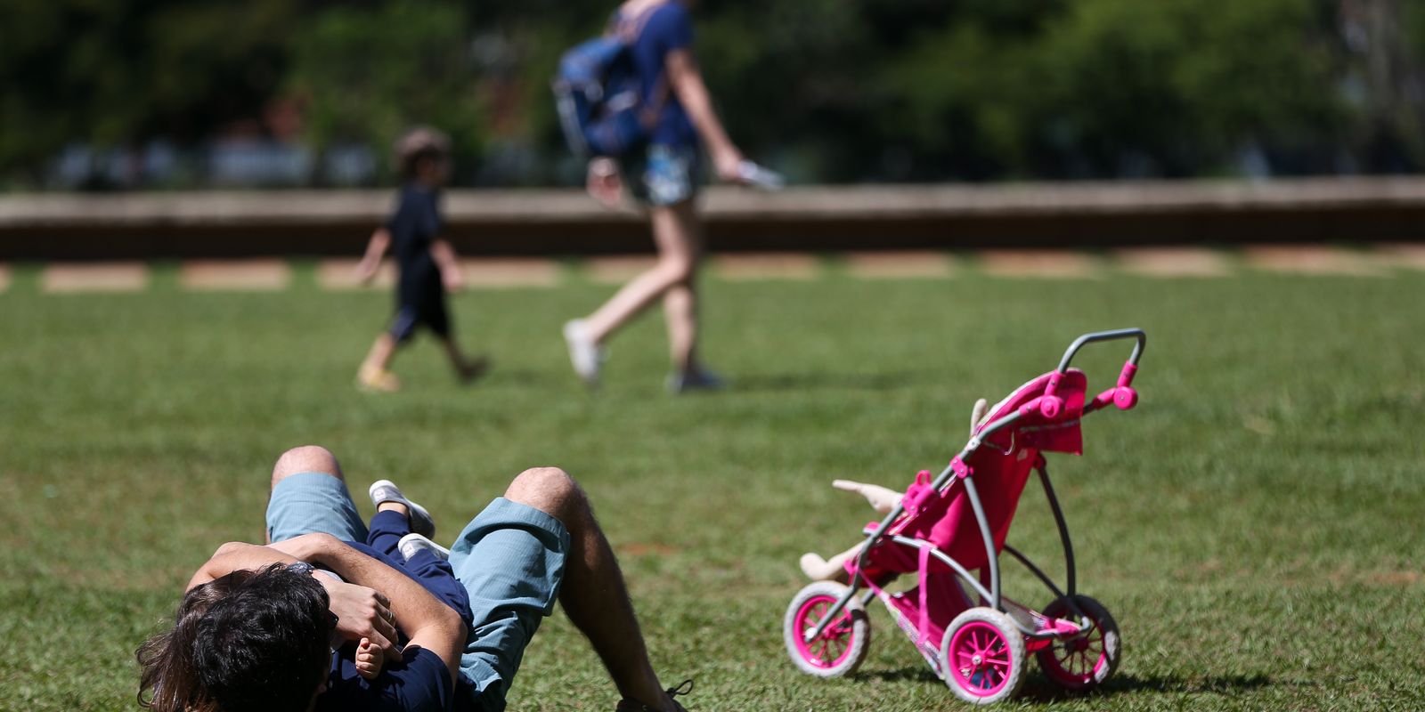 Senado aprova licença-paternidade de até 20 dias e cria novo salário
