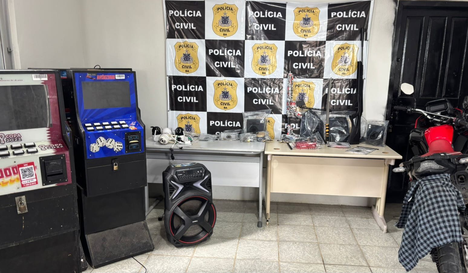 Polícia prende 4 pessoas e apreende armas e drogas em Santo Estêvão