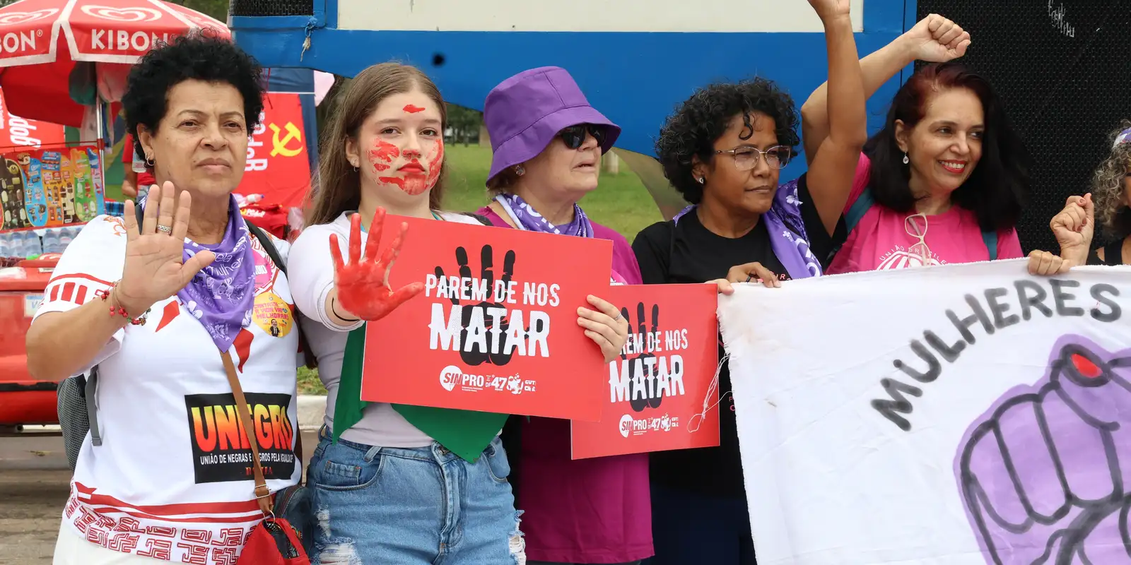 Mulheres protestam contra violência de gênero em 8 de março no Brasil