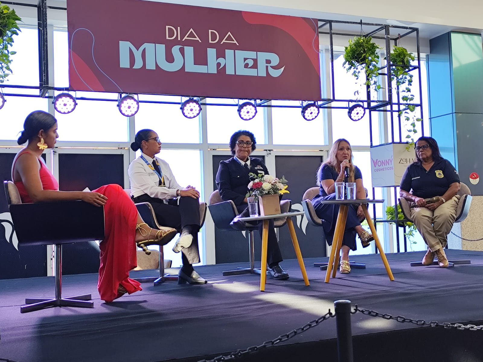 Polícia Civil debate violência contra a mulher com 120 em Salvador