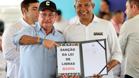 Governador da Bahia sanciona lei que legaliza Libras no estado