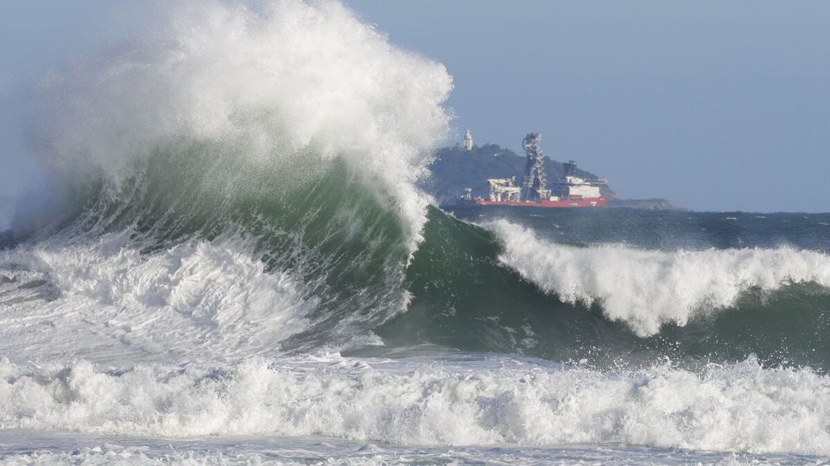 Bombeiros RJ registram queda em salvamentos no mar; alerta persiste