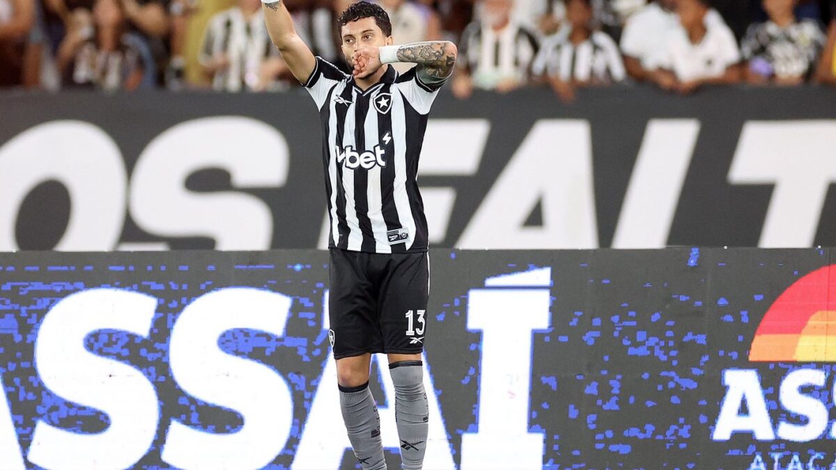 Alex Telles decide e Botafogo larga na frente na Copa do Brasil