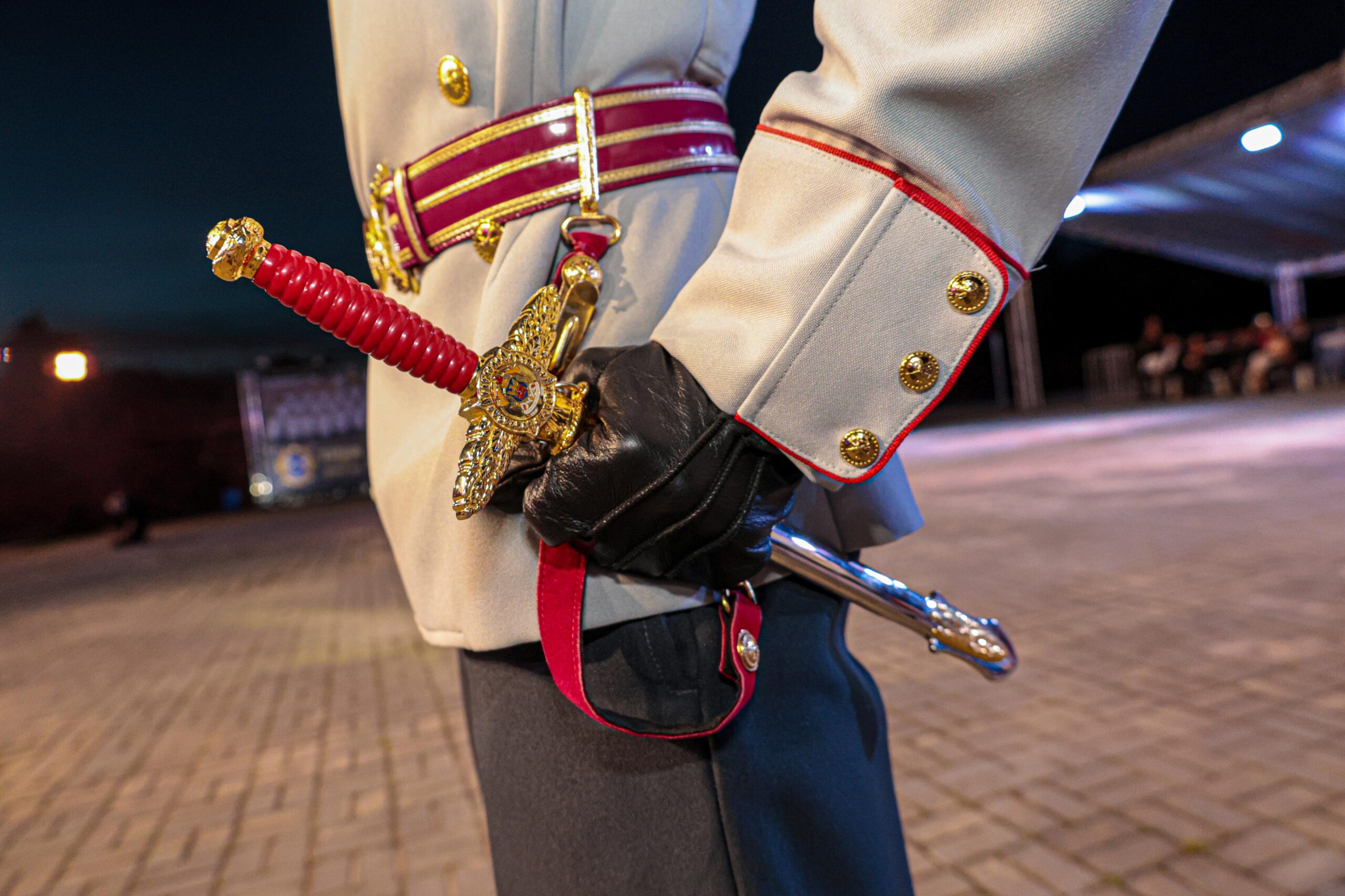 Bombeiros da Bahia entregam espadins a 30 novos alunos oficiais