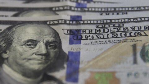 Dólar opera abaixo de R$ 5 e Ibovespa atinge patamar recorde