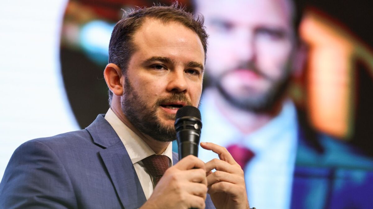 Ministro Durigan inicia agenda internacional estratégica com foco