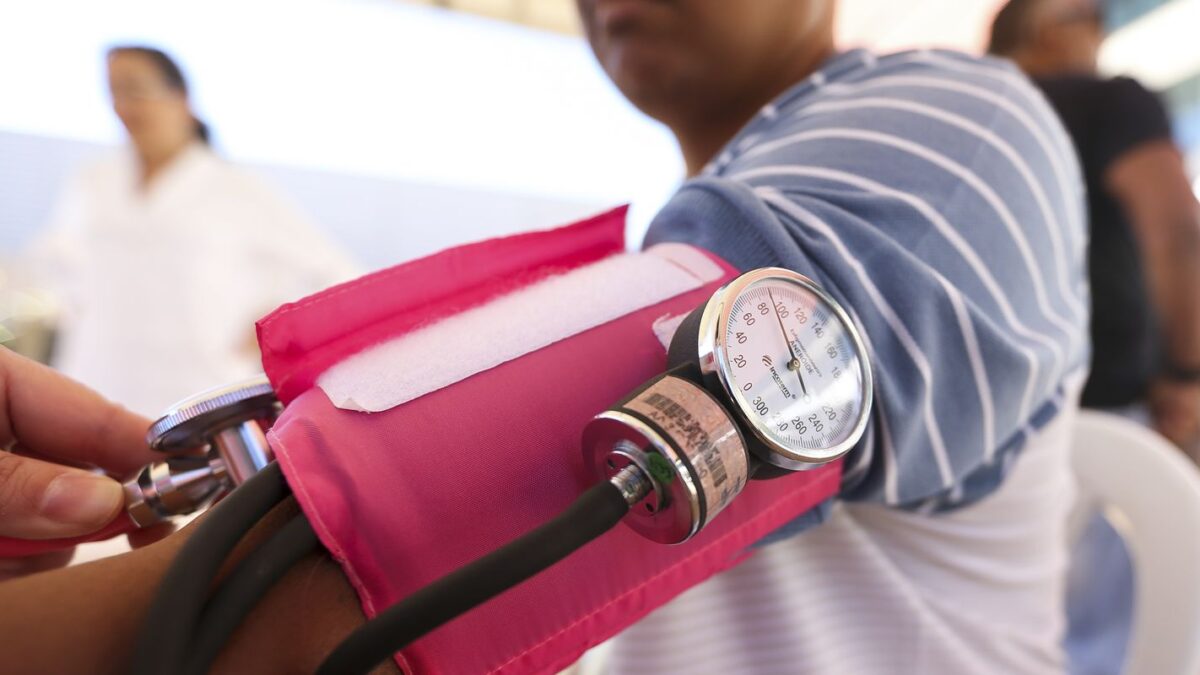 Hipertensão: Nova diretriz redefine 12 por 8 e alerta riscos