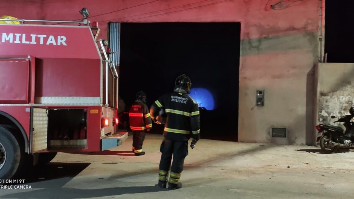 Bombeiros de Barreiras controlam incêndio em galpão de pneus na madrugada
