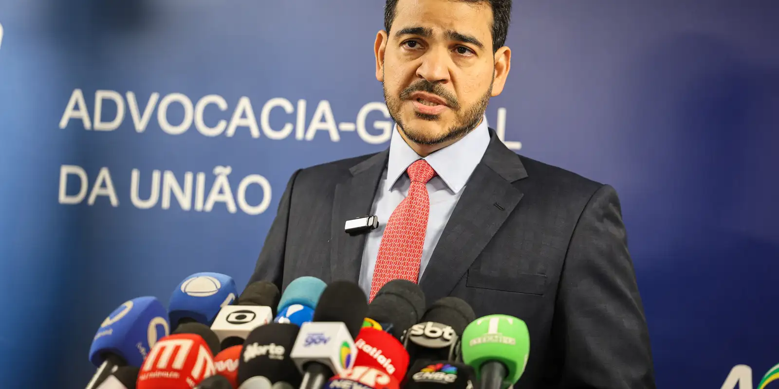 Lula formaliza indicação de Jorge Messias para o STF