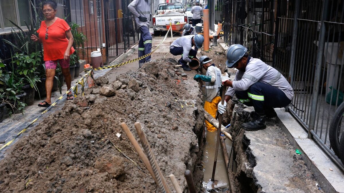 Maré avança em saneamento, mas alagamentos persistem e contas assustam