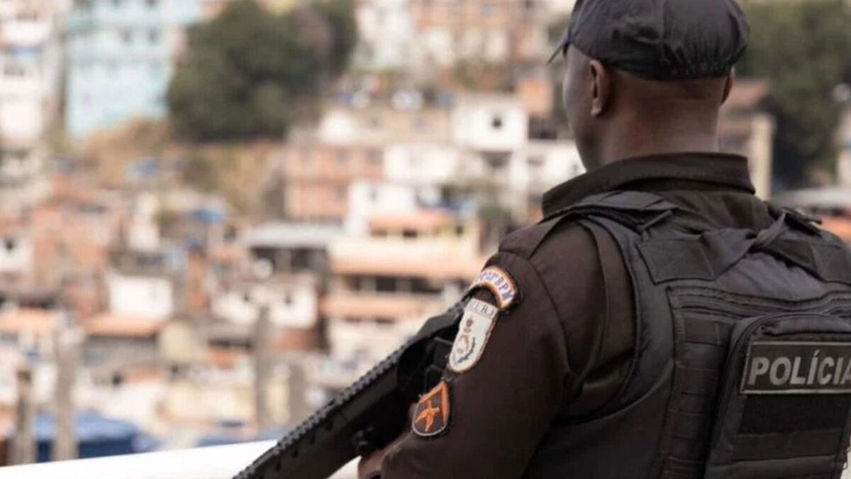 Ministério Público denuncia dez PMs por crimes em operação na Maré