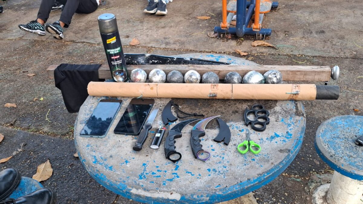 PM da Bahia detém 77 de torcida organizada com arsenal na Boca do Rio