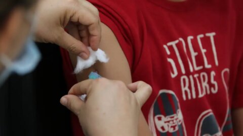 Vacinação nas Escolas Protege Milhões e Reverte Queda Histórica
