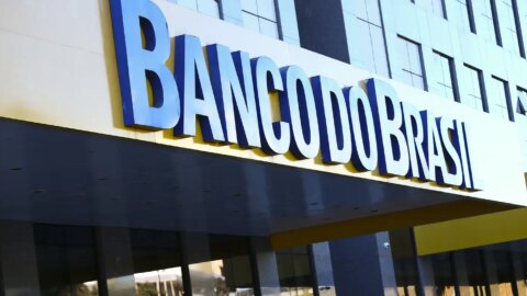 Banco do Brasil vê lucro cair 54% e reduz projeção anual