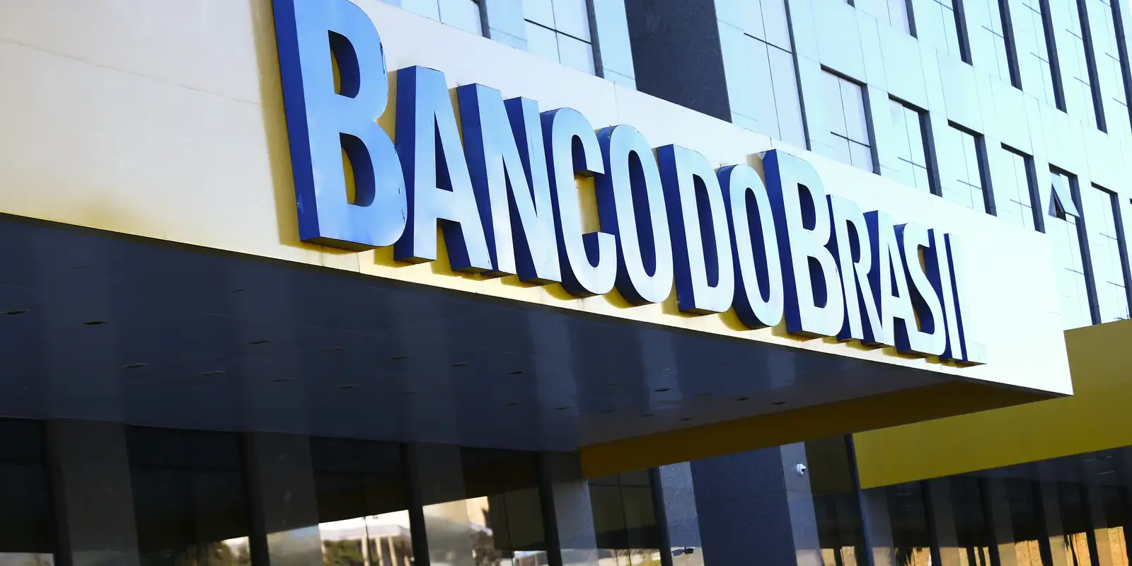 Banco do Brasil vê lucro cair 54% e reduz projeção anual