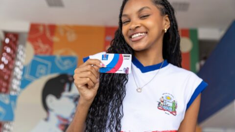 Bahia mobiliza escolas para entrega de cartões Bolsa Presença