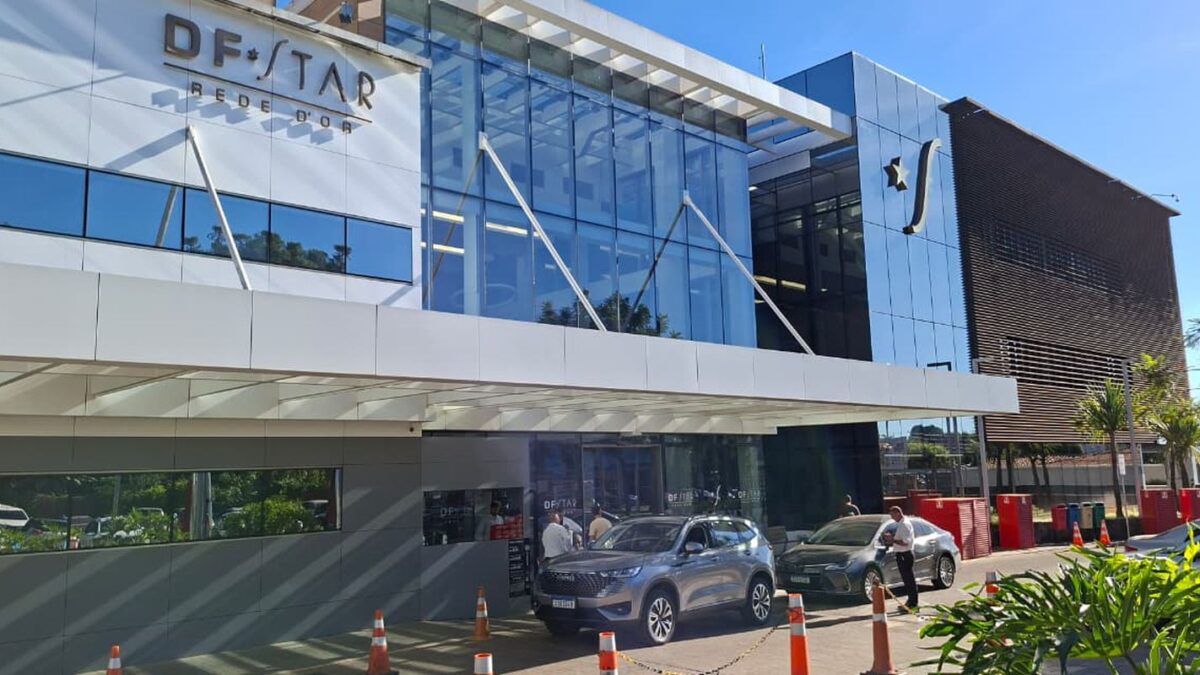 Bolsonaro inicia cirurgia no ombro para tratar lesão em Brasília