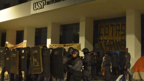 Vereadores provocam estudantes em SP e geram confronto em ato