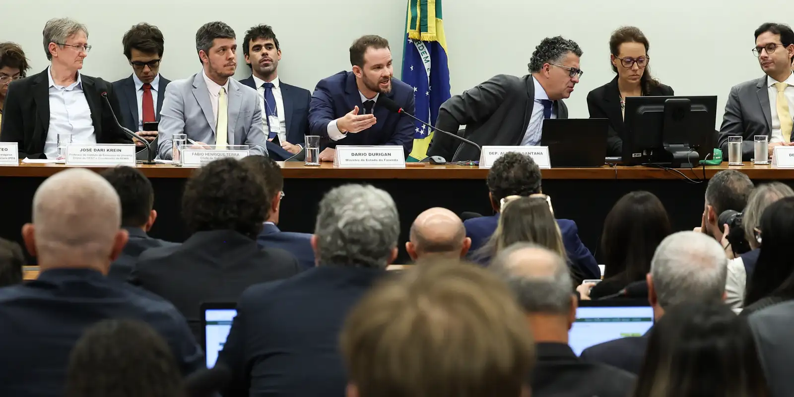 Durigan rejeita compensação a empresas por fim da escala 6×1