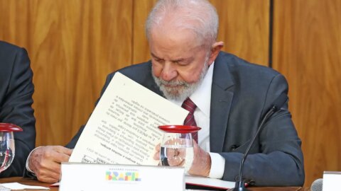 Lula veta lei que reconhecia estágio como experiência profissional