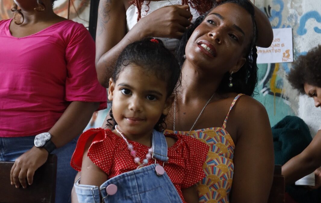 Mães do entorno do VLT recebem cuidado em ação especial na Bahia