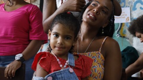 Mães do entorno do VLT recebem cuidado em ação especial na Bahia