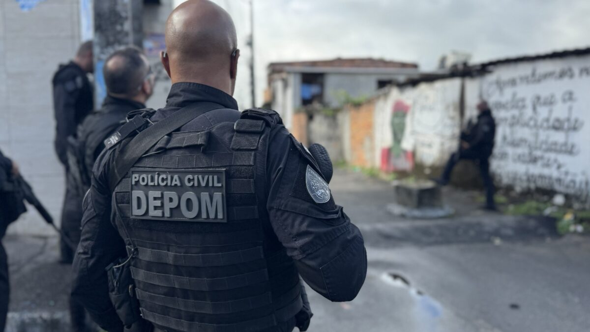 Polícia Civil apreende arsenal após fuga de grupo em Vila Laura, Salvador