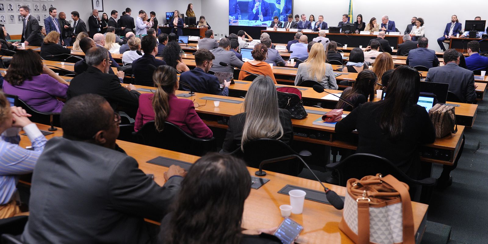 CCJ da Câmara adia votação da PEC que altera maioridade penal para 16 anos