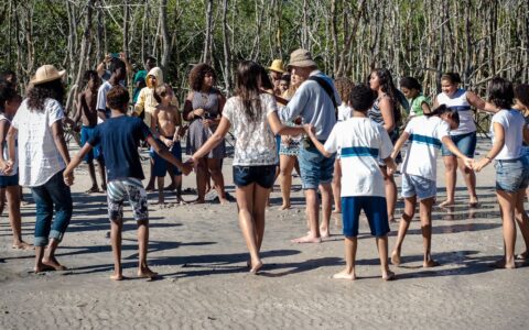 Projeto Flautistas da Marambaia ensina música e valoriza mangues no Rio